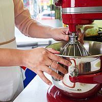 KitchenAid Artisan recenze. Kuchyňský robot má bohaté příslušenství