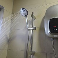 Bojler nebo průtokový ohřívač vody? Přímý ohřev vody v koupelně