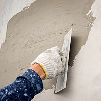 Sanační omítky proti vlhkosti do koupelny i sklepa