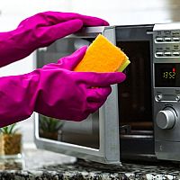 Jak prodloužit životnost mikrovlnky? Praktické rady, které vám pomohou