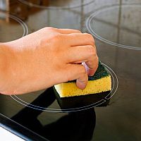 Jak jednoduše vyčistit sklokeramickou desku?