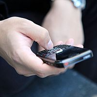 Tlačítkový telefon s wifi, androidem a dobrým foťákem? Nokia a Samsung mají dobré recenze