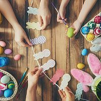 Velikonoční dekorace z papíru, filcu, vlny na stůl i na dveře
