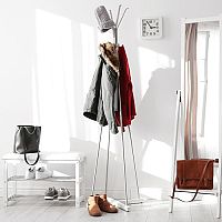 Moderní kovové stojanové věšáky jako doplněk do předsíně