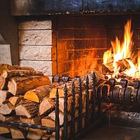 Jak správně topit v krbu: Jak správně založit oheň, vhodné dřevo a brikety na topení, skladování dřeva