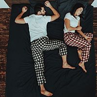 Kam umístit postel: Podle světových stran, pod okno či podle feng šuej?