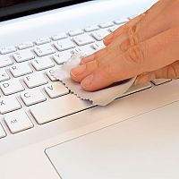 Jak čistit klávesnici počítače? Čisticí hmota, sprej, guma nebo jiný přípravek na klávesnice?