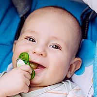 Dudlík pro novorozence – ano, nebo ne? Kdy dát miminku dudlík a jak ho naučit na dudlík