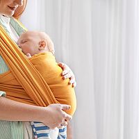 Šátky na nošení dětí – jak vybrat, vázání, recenze