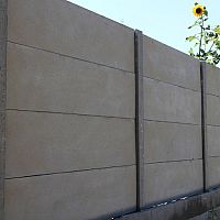 Plusy a mínusy betonového plotu z tvárnic i s imitací dřeva. Jaká je cena s montáží?