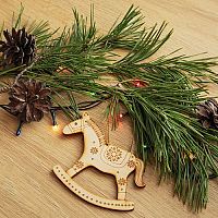 Dřevěné vánoční ozdoby, figurky a dekorace na stromek jsou stále in. Můžete si je koupit i vyrobit