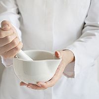 Kameninový, granitový, kovový, dřevěný, mramorový – jaký hmoždíř na bylinky a koření koupit?