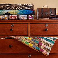 Moderní peřiňák do ložnice? Populární jsou bílé za nebo pod postel