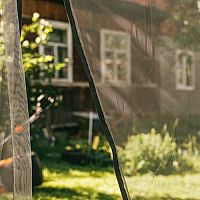 Síť proti komárům/moskytiéra nad postel, na kočárek, na altánek, na cesty – jak vybrat?