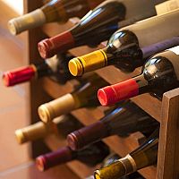 Dřevěný, nebo kovový stojan na víno, luxusní vintage, nebo skládací? Poradíme, jak vybrat