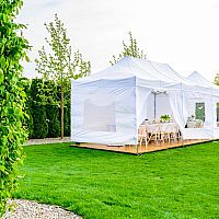 Jak vybrat zahradní párty stan na oslavu nebo dětské hry