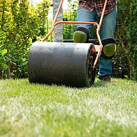 Provzdušňovací ruční válec na trávník si můžete také vyrobit. Jaká je jeho cena?