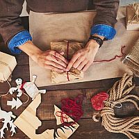 Jak zajímavě a rychle zabalit nejen vánoční dárek do i bez balicího papíru