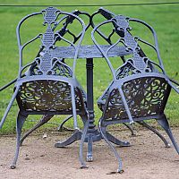 Příprava zahradního nábytku na novou sezónu: kontrola stavu, čištění, natírání