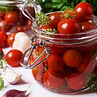 Sterilizovaná rajčata bez nálevu, zavařovaná ve vlastní šťávě, s cibulí – recepty
