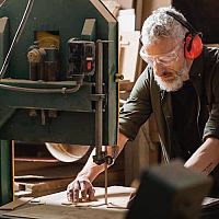 Jak vybrat pásovou pilu na dřevo, na kov či na sklo. Oblíbené jsou Scheppach, Einhell, Güde i Parkside