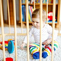 Dřevěná, textilní, plastová, nebo skládací ohrádka pro děti na hraní? Poradíme, jak vybrat