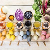 Barvení velikonočních vajíček: potravinářskými barvami, červenou řepou, voskem nebo cibulí