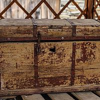 Dřevěná truhlice je skvělá na uskladnění hraček, prádla, ale i na sezení