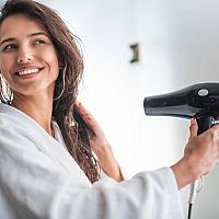 Jak vybrat domácí nebo cestovní fén na vlasy? Nejlepší je s ionizátorem