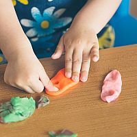 Jak odstranit plastelínu z oblečení, koberce či vlasů?