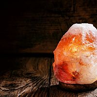 Účinky elektrické a solné lampy na svíčku jsou nad zlato! Do interiéru se hodí oranžová i bílá