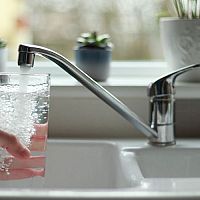 Na kvalitní kuchyňské či koupelnové vodovodní baterii ušetříte. Sáhněte po Grohe, Hansa nebo Ravak