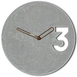 Betonové hodiny s ohraničenými ručičkami měděné barvy od Jakuba Velínského