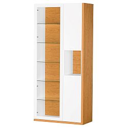 Bílá třídveřová vitrína s detaily ve dřevěném dekoru Szynaka Meble Salvo