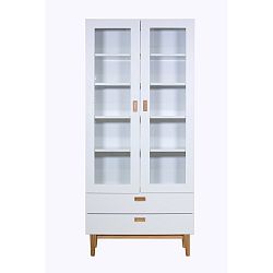 Bílá vitrína s detaily z dubového dřeva a dřevěnými policemi Wermo Eelis