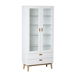 Bílá vitrína s detaily z dubového dřeva a skleněnými policemi Wermo Eelis