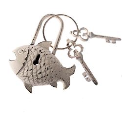 Bílé dekorativní litinové klíče Dakls Fishy Rustico