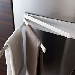 Bílý magnetický výklopný držák utěrek Yamazaki Tower