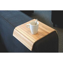 Dubová odkládací plocha na područku sedačky Rowico