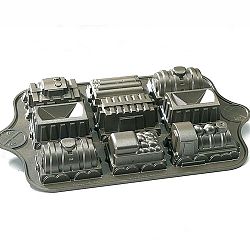 Forma na 9 mini bábovek ve tvaru vláčku ve stříbrné barvě Nordic Ware Train, 1,2 l