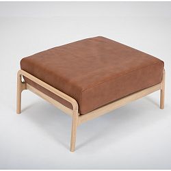 Koňakově hnědá podnožka z buvolí kůže s konstrukcí z masivního dubového dřeva Gazzda Fawn