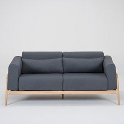 Modrošedá dvoumístná pohovka s konstrukcí z masivního dubového dřeva Gazzda Fawn