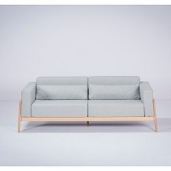 Modrošedá třímístná pohovka s konstrukcí z masivního dubového dřeva Gazzda Fawn