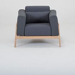 Modrošedé křeslo s konstrukcí z masivního dubového dřeva Gazzda Fawn