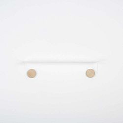 Nástěnná bílá police z oceli s detailem z dubového dřeva se 2 háčky Gazzda Hook, délka 50 cm