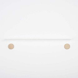 Nástěnná bílá police z oceli s detailem z dubového dřeva se 2 háčky Gazzda Hook, délka 70 cm