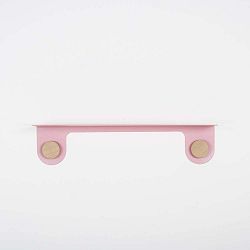 Nástěnná růžová police z oceli s detailem z dubového dřeva se 2 háčky Gazzda Hook, délka 60 cm