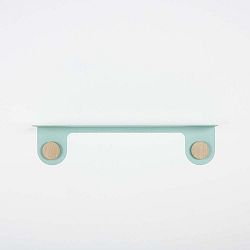 Nástěnná zelená police z oceli s detailem z dubového dřeva se 2 háčky Gazzda Hook, délka 60 cm