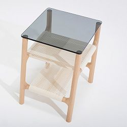 Odkládací stolek s konstrukcí z masivního dubového dřeva a šedou deskou Gazzda Fawn