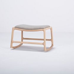 Podnožka s konstrukcí z dubového dřeva s modrošedým textilním sedákem Gazzda Dedo